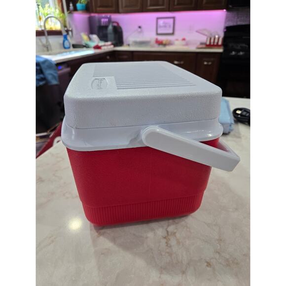 Rubbermaid 6 Pack Cooler Lunch Box Never Used - Picture 4 of 6